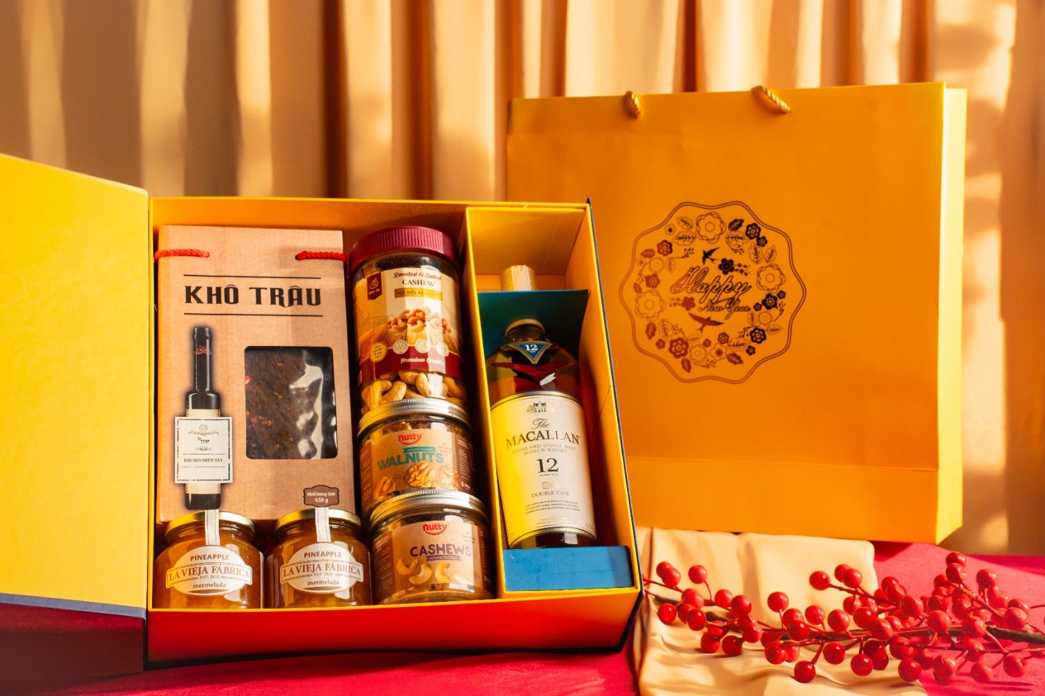 Hộp quà Tết rượu với sắc đỏ hoặc vàng tượng trưng cho sự may mắn, sum vầy