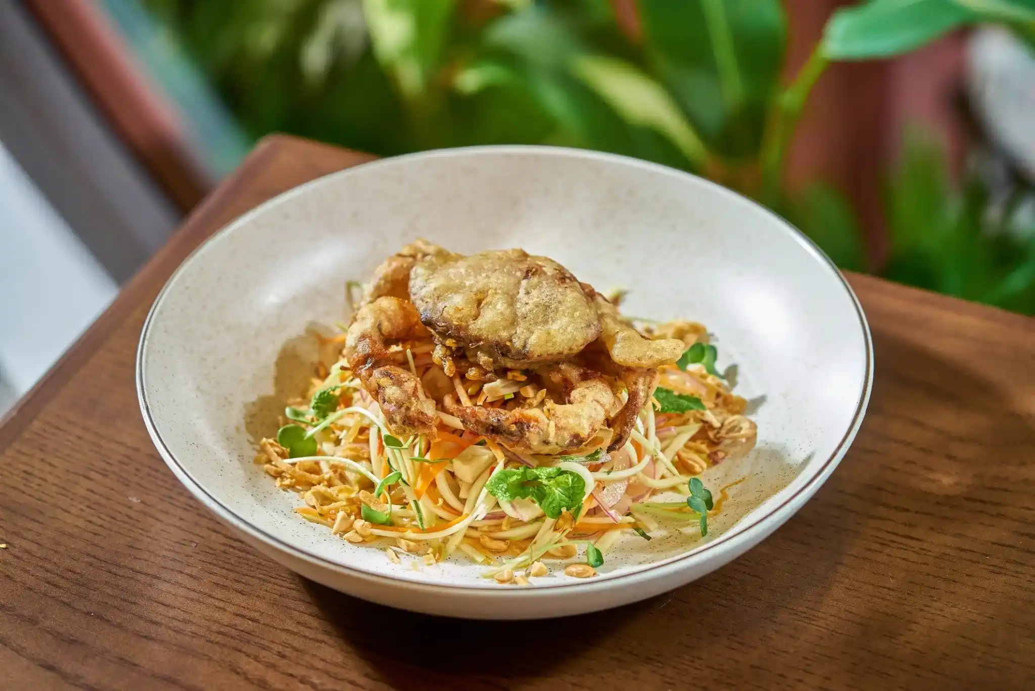 Cua lột ăn với mango salad chua thanh, bắt vị
