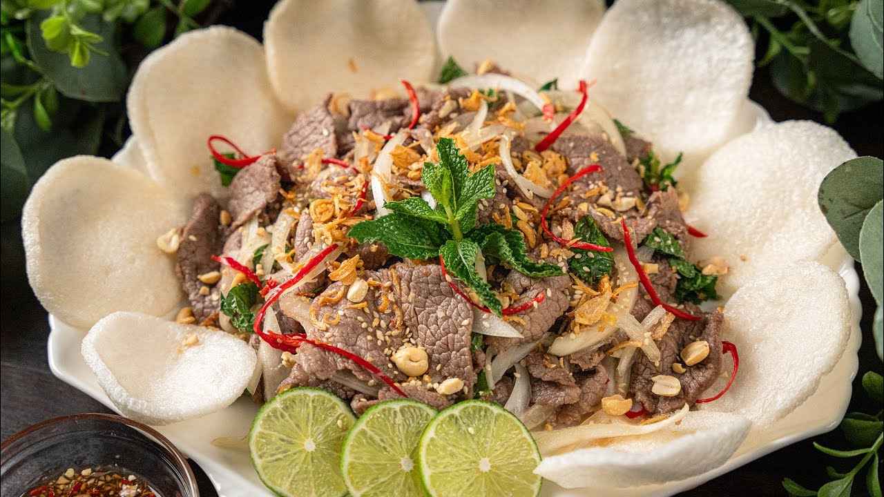Gỏi bò tái chanh chua cay, lạ miệng