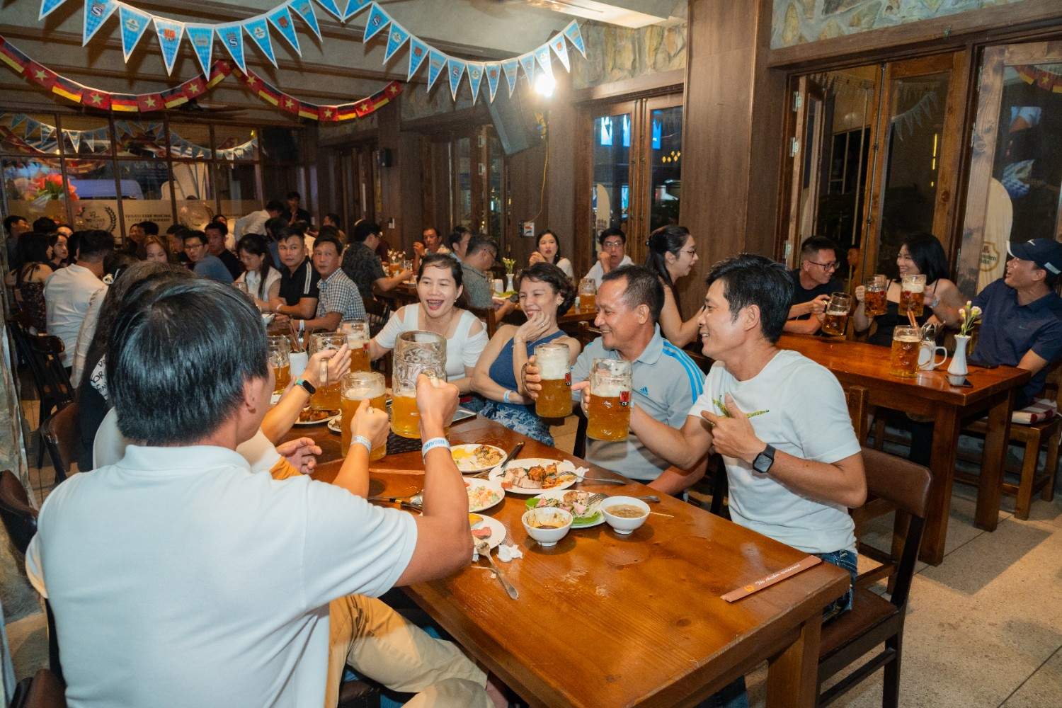 Không khí sôi động không kém Oktoberfest ở Đức