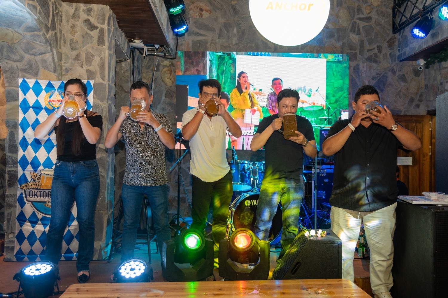 Cuộc thi uống bia hấp dẫn trong khuôn khổ Oktoberfest 2025