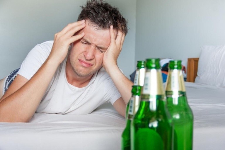Tác hại khi lạm dụng bia trong mùa hè - Gây mất nước và sốc nhiệt